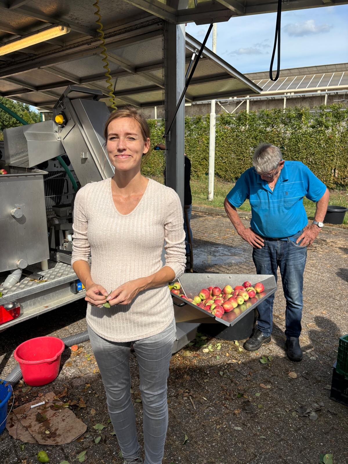 Irisa Derks bij de mobiele fruitpers tijdens Ons schôn bome sap